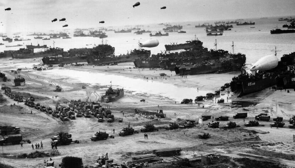 campo de batalha, caminhões e tanques na época da guerra, onde surgiu o conceito de logística.
