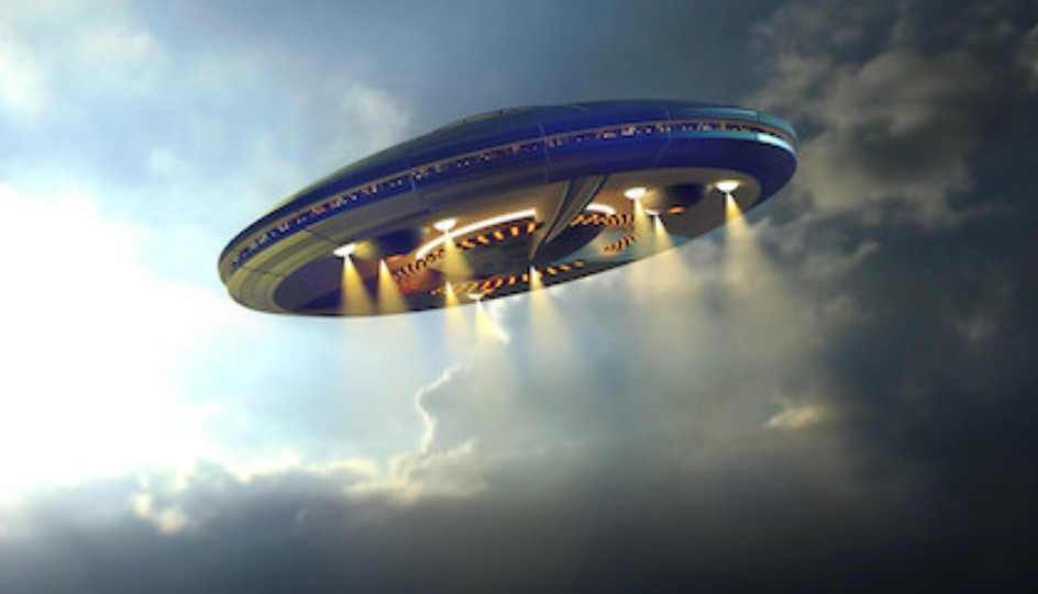 「謎の円盤UFO」 土曜8時と言えば ドリフの「8時だよ全員集合!」なのだが 実は裏番組はこれだった。 「謎の円盤UFO」。 どっちも見たいから チャンネルをガチャガチャ回して見てた。 なのでドリフはともかくUFOの方は まったく内容が分からなかった。 結局、その後の再放送で理解できたのだが。 沈着冷静なストレイカー大佐や 綺麗なおねーさん達に憧れたなぁ。 サンダーバードの音楽が使われているところも 痺れた。製作者が一緒なのだ。 もう1つ、これはもっと古いが 「マイティジャック」。 これもドリフの裏だった。 ただこっちは 1クールでドリフに負けを認めて 7時台に移行していった。 (実はこっちの裏は「巨人の星」。(;_;)) 残念なことに 円谷さん肝いりの本格大人向け 特撮SF1時間番組だった本作は 7時台移行にともなって 「戦え!マイティジャック」という 子供向けの30分番組になってしまった。 気に入って見てた僕たちは 子供ながらに落胆したなぁ‥。 ただ、音楽は素晴らしかった! 作曲編曲、富田勲さんなのだ! 今でもときどき聴いているが カッコいい!!色あせない!! ところでUFO。 小学5年の初夏の夕方、 外には近所のおっさんやおばはん達が まったり立ち話している。 「今日の陽は長いな。」とおっさんが言う。 確かに、もうそろそろ7時だ。 あれ?確かさっき一回、陽は沈んだはずだけど。 と思って山の上にある夕陽を見てたら 突然、音もなく消えた! そしてあたりは薄暗くなり 日枝中の野球の照明がはっきり見えた。 そしたらそこらにいたおっさん達 「こんなこともあるでな。」 と平然と言い放ち家へ帰っていった。 「こんなことは人生でも何度もない!」 と一人思ったshing118少年でした。 ちゃんちゃん。