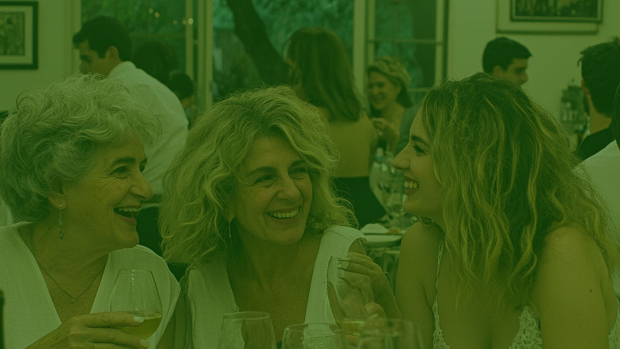 שלושה דורות חוגגים מפגש משפחתי יחד