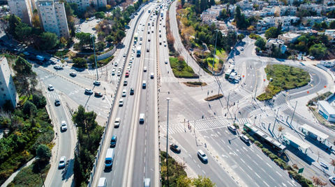 צילום אוויר של צומת דרכים מרכזי ועמוס בירושלים סמוך לשכונות המושבה הגרמנית – עמי ויגאל קבלני חשמל.