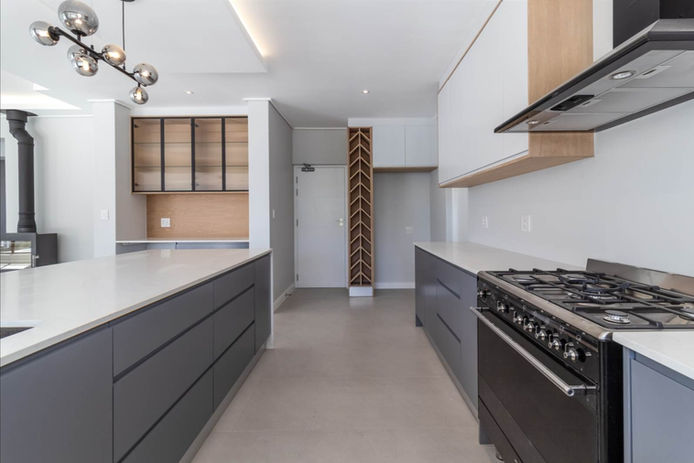 Dark grey kitchen with natural oak - Midstream