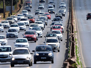 Justiça libera aplicação de multas por farol desligado em rodovia sinalizada