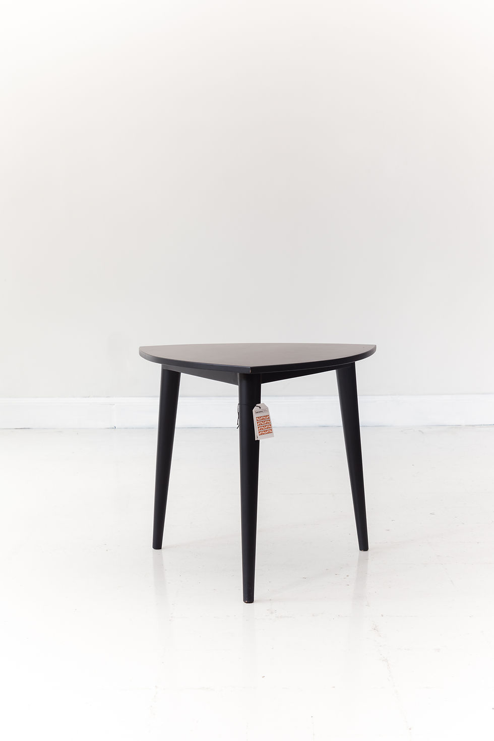 Mesa Triangular Negra Gde (stock 1)