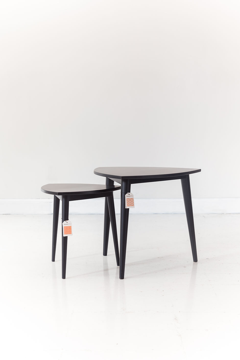 Miniatura: Mesa Triangular Negra Chica (stock 1)