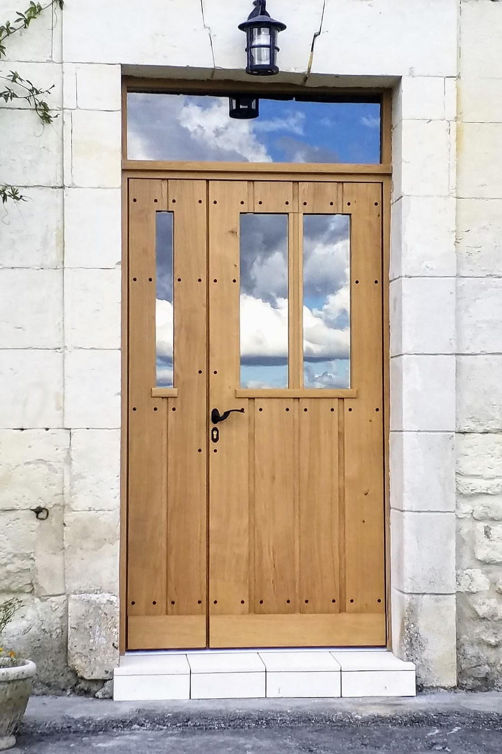 Made to measure entrance door in French oak with side panel and transom, burglar-proof glass