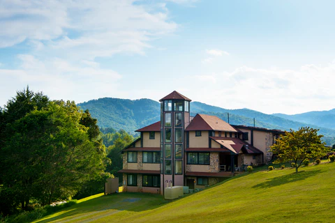 The Monroe Institute ubicado en Virginia,  EEUU dedicado a la investigación sobre estados de consciencia mediante neurotecnologías de sonido