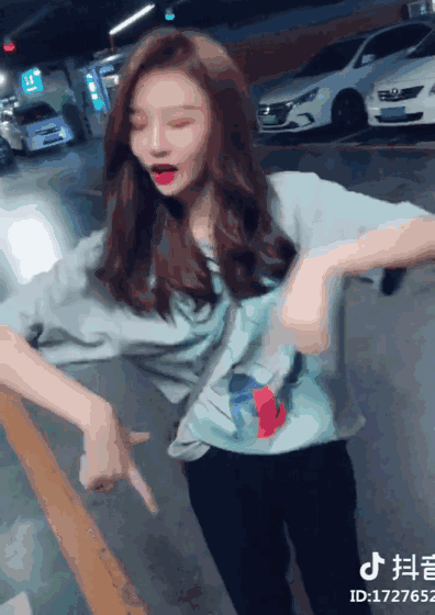 Jeune chinoise qui danse