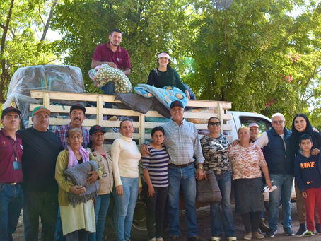 Alcalde Gildardo Leyva Ortega y personal de SEBIDES entregan apoyos a familias de escasos recursos