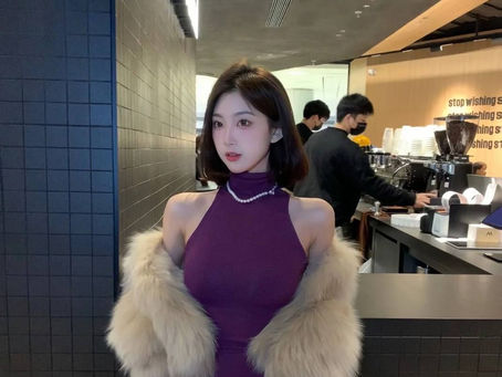 五官明艳动人,杏眸微挑满目春情,浅浅笑靥讨喜闷骚脸~