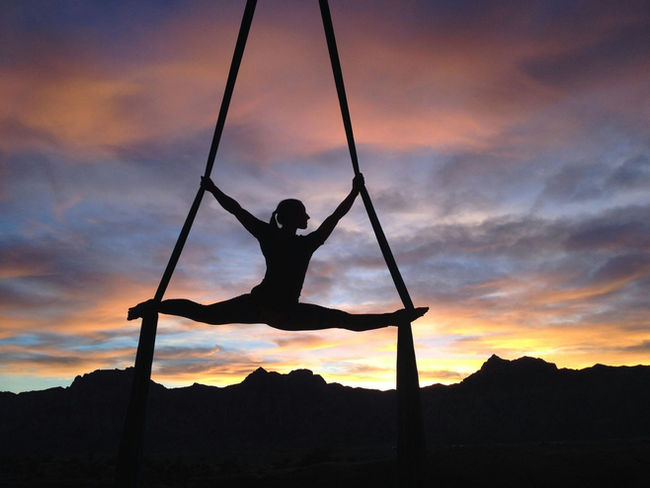 Silueta haciendo acrobacias