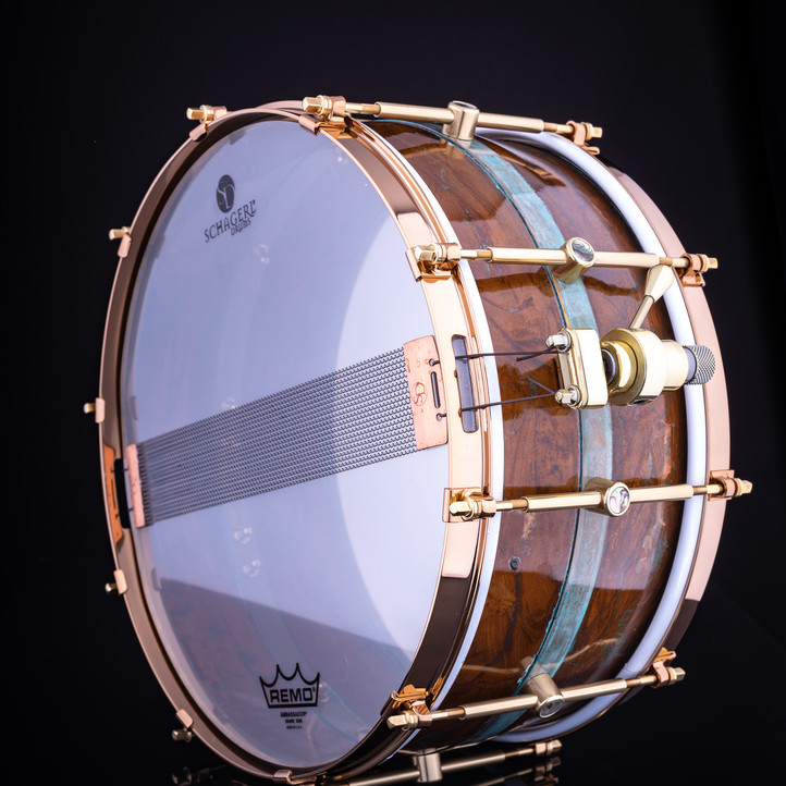 Dimensione: 14 "x 6,5" Fusto - Fusto curvo a 5 pezzi Schagerl Drums: 0,8 mm / rame (SF-Cu morbido) Filtro: Schagerl - TrickDrums Multistep modificato (oro) con inserto madreperla Fili rullante: Schagerl - Snappy snare wire 16 corde SDC1416 Alette: Capicorda a tubo in ottone massiccio a contatto singolo Schagerl con inserti in madreperla 10 pz. Cerchi: cerchi in ottone a flangia singola con artigli Finiture: patina personalizzata * Non esistono due tamburi rifiniti con patina personalizzata uguali.
