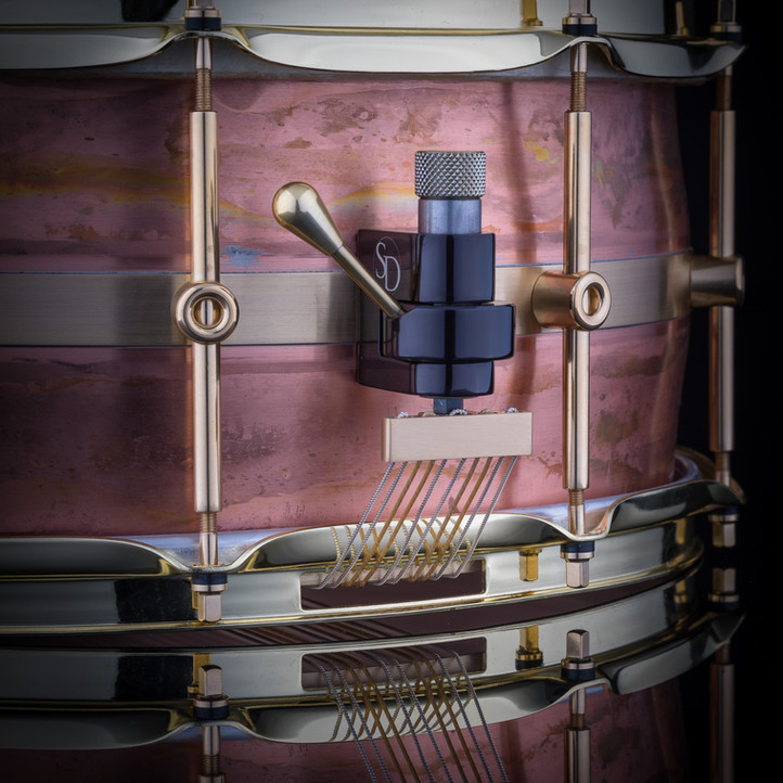 Dimensioni: 14 "x 5" 14 "x 6,5" 14 "x 8" Fusti - Fusto Schagerl Drums 5 pezzi curvo 0,7 mm / Ottone giallo 0,8mm / Rame Filtro / Buttend: Schagerl - colino multistep TrickDrums modificato con adattatore per corde per 10 str. Fondo in ottone massiccio Schagerl - tensione individuale o Schagerl - Filtro Pearl Triad modificato e laccato in oro con estremità inferiore Fili rullante: Corde Dresda standard, 10 pz. Corde brillanti per orchestra, 10 pz. possibile anche mescolare o combinare con cavi snare SD Alette: Capicorda a tubo in ottone massiccio a contatto singolo Schagerl 10 pz. Cerchi: Cerchi in acciaio ottonato a tripla flangia da 2,3 mm Cerchi in ottone massiccio da 3 mm Pelli: Kalfo Super Timpani (vitello) Sonnberg TM (capra) Evans Orchestral rivestito o il capo di tua scelta Finiture: crudo* laccato grezzo * vintage scuro * nichel su ottone NOB * Non esistono due gusci grezzi uguali. Ogni tamburo include una borsa di velluto con coulisse.