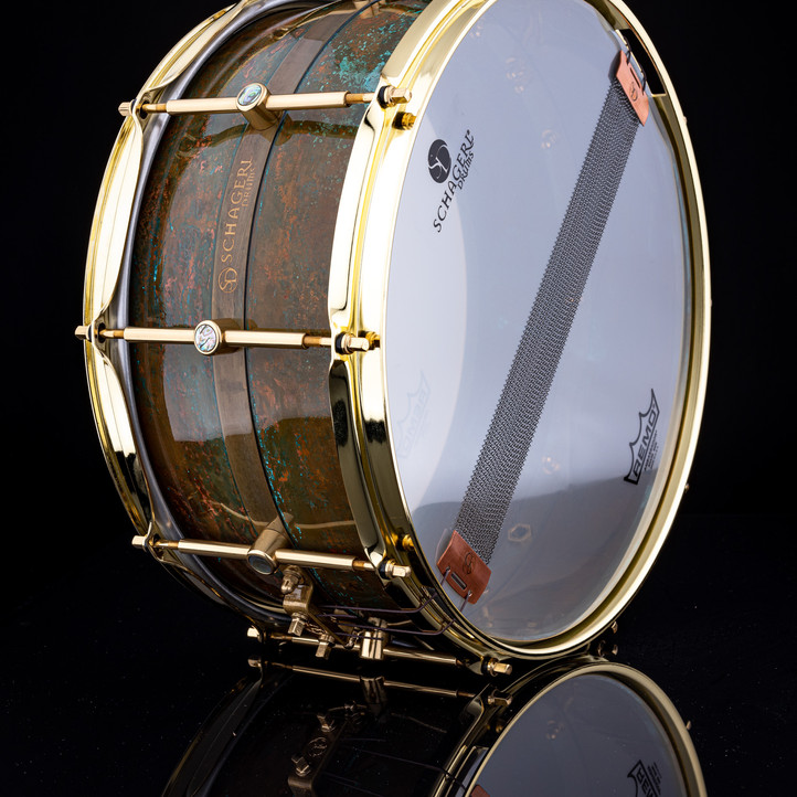 Madreperla II - Patrick Simard Custom è un rullante dal design personalizzato unico nel suo genere. La tiratura annuale è rigorosamente limitata. Non esistono due rullanti uguali e questo significa che ogni singolo tamburo rimane qualcosa di molto speciale. :: Ogni tamburo include una borsa in velluto con coulisse e una borsa da concerto imbottita personalizzata Schagerl Drums :: Dettagli Dimensione: 14 "x 6,5" Fusto - Fusto curvo a 5 pezzi Schagerl Drums: 0,8 mm / rame (SF-Cu morbido) Filtro: Schagerl - TrickDrums Multistep modificato (oro) con inserto madreperla Fili rullante: Schagerl - filo per rullante snappy 20 str. SDC1420 Alette: Capicorda a tubo in ottone massiccio a contatto singolo Schagerl con inserti in madreperla 10 pz. Cerchi: Tripla flangia in ottone placcato Finire: patina personalizzata "madreperla" * Non esistono due tamburi rifiniti con patina personalizzata uguali.