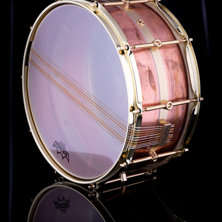 Dimensioni: 14 "x 5" 14 "x 6,5" 14 "x 8" Fusti - Fusto Schagerl Drums 5 pezzi curvo 0,7 mm / Ottone giallo 0,8mm / Rame Filtro / Buttend: Schagerl - colino multistep TrickDrums modificato con adattatore per corde per 10 str. Fondo in ottone massiccio Schagerl - tensione individuale o Schagerl - Filtro Pearl Triad modificato e laccato in oro con estremità inferiore Fili rullante: Corde Dresda standard, 10 pz. Corde brillanti per orchestra, 10 pz. possibile anche mescolare o combinare con cavi snare SD Alette: Capicorda a tubo in ottone massiccio a contatto singolo Schagerl 10 pz. Cerchi: Cerchi in acciaio ottonato a tripla flangia da 2,3 mm Cerchi in ottone massiccio da 3 mm Pelli: Kalfo Super Timpani (vitello) Sonnberg TM (capra) Evans Orchestral rivestito o il capo di tua scelta Finiture: crudo* laccato grezzo * vintage scuro * nichel su ottone NOB * Non esistono due gusci grezzi uguali. Ogni tamburo include una borsa di velluto con coulisse.