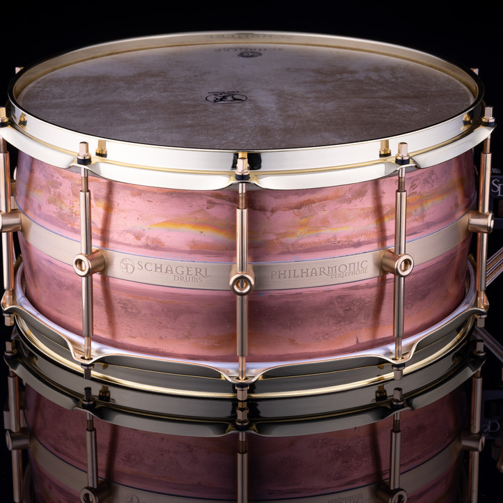 Dimensioni: 14 "x 5" 14 "x 6,5" 14 "x 8" Fusti - Fusto Schagerl Drums 5 pezzi curvo 0,7 mm / Ottone giallo 0,8mm / Rame Filtro / Buttend: Schagerl - colino multistep TrickDrums modificato con adattatore per corde per 10 str. Fondo in ottone massiccio Schagerl - tensione individuale o Schagerl - Filtro Pearl Triad modificato e laccato in oro con estremità inferiore Fili rullante: Corde Dresda standard, 10 pz. Corde brillanti per orchestra, 10 pz. possibile anche mescolare o combinare con cavi snare SD Alette: Capicorda a tubo in ottone massiccio a contatto singolo Schagerl 10 pz. Cerchi: Cerchi in acciaio ottonato a tripla flangia da 2,3 mm Cerchi in ottone massiccio da 3 mm Pelli: Kalfo Super Timpani (vitello) Sonnberg TM (capra) Evans Orchestral rivestito o il capo di tua scelta Finiture: crudo* laccato grezzo * vintage scuro * nichel su ottone NOB * Non esistono due gusci grezzi uguali. Ogni tamburo include una borsa di velluto con coulisse.
