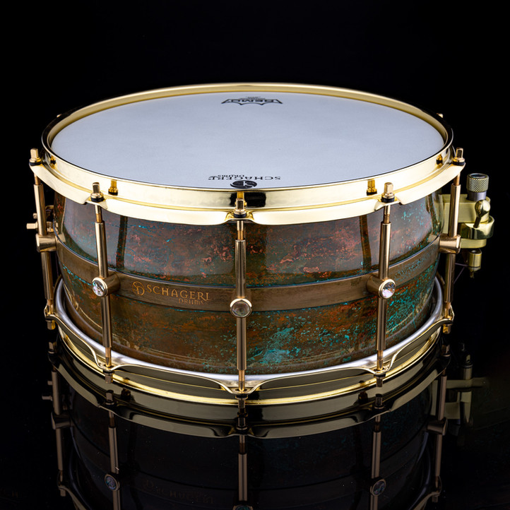 Madreperla II - Patrick Simard Custom è un rullante dal design personalizzato unico nel suo genere. La tiratura annuale è rigorosamente limitata. Non esistono due rullanti uguali e questo significa che ogni singolo tamburo rimane qualcosa di molto speciale. :: Ogni tamburo include una borsa in velluto con coulisse e una borsa da concerto imbottita personalizzata Schagerl Drums :: Dettagli Dimensione: 14 "x 6,5" Fusto - Fusto curvo a 5 pezzi Schagerl Drums: 0,8 mm / rame (SF-Cu morbido) Filtro: Schagerl - TrickDrums Multistep modificato (oro) con inserto madreperla Fili rullante: Schagerl - filo per rullante snappy 20 str. SDC1420 Alette: Capicorda a tubo in ottone massiccio a contatto singolo Schagerl con inserti in madreperla 10 pz. Cerchi: Tripla flangia in ottone placcato Finire: patina personalizzata "madreperla" * Non esistono due tamburi rifiniti con patina personalizzata uguali.