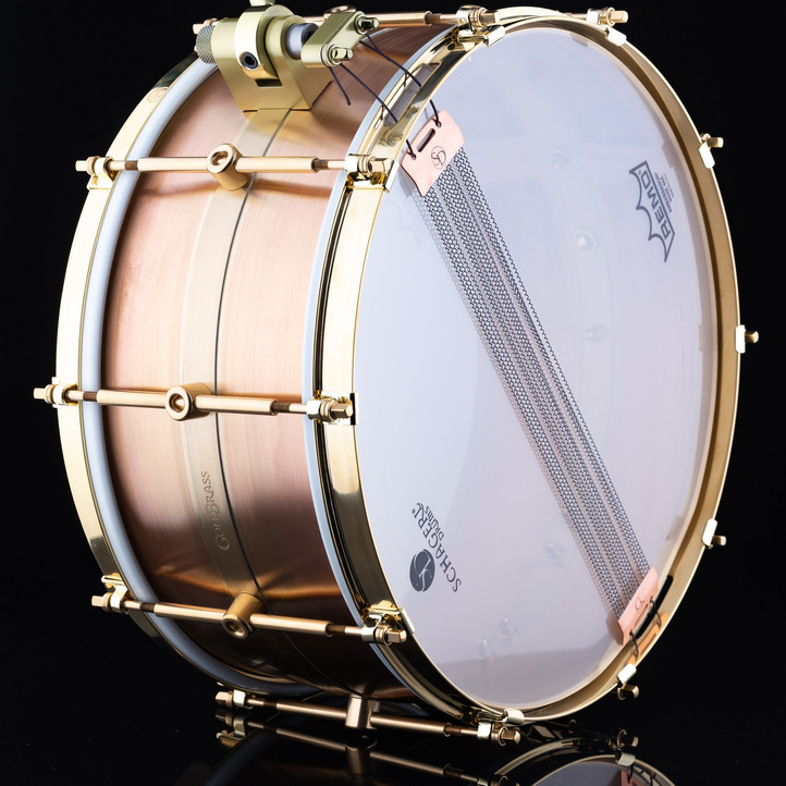 „Dimensioni: 14 "x 5" 14 "x 6,5" Fusto - Fusto curvo a 5 pezzi Schagerl Drums: 0,8 mm / ottone dorato (MS85) Filtro: Schagerl - TrickDrums Multistep modificato (oro) Fili rullante: Schagerl - filo per rullante personalizzato 14 str. SDB1414 Alette: Capicorda a tubo in ottone massiccio a contatto singolo Schagerl 10 pz. Cerchi: cerchi in ottone a flangia singola grezzi con artigli Finire: crudo* * Non esistono due tamburi grezzi uguali. :: Ogni fusto include una borsa in velluto con coulisse ::