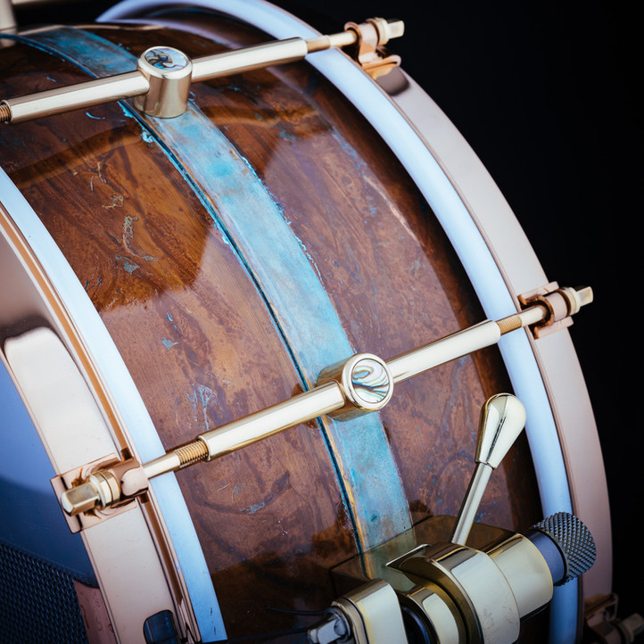 Dimensione: 14 "x 6,5" Fusto - Fusto curvo a 5 pezzi Schagerl Drums: 0,8 mm / rame (SF-Cu morbido) Filtro: Schagerl - TrickDrums Multistep modificato (oro) con inserto madreperla Fili rullante: Schagerl - Snappy snare wire 16 corde SDC1416 Alette: Capicorda a tubo in ottone massiccio a contatto singolo Schagerl con inserti in madreperla 10 pz. Cerchi: cerchi in ottone a flangia singola con artigli Finiture: patina personalizzata * Non esistono due tamburi rifiniti con patina personalizzata uguali.