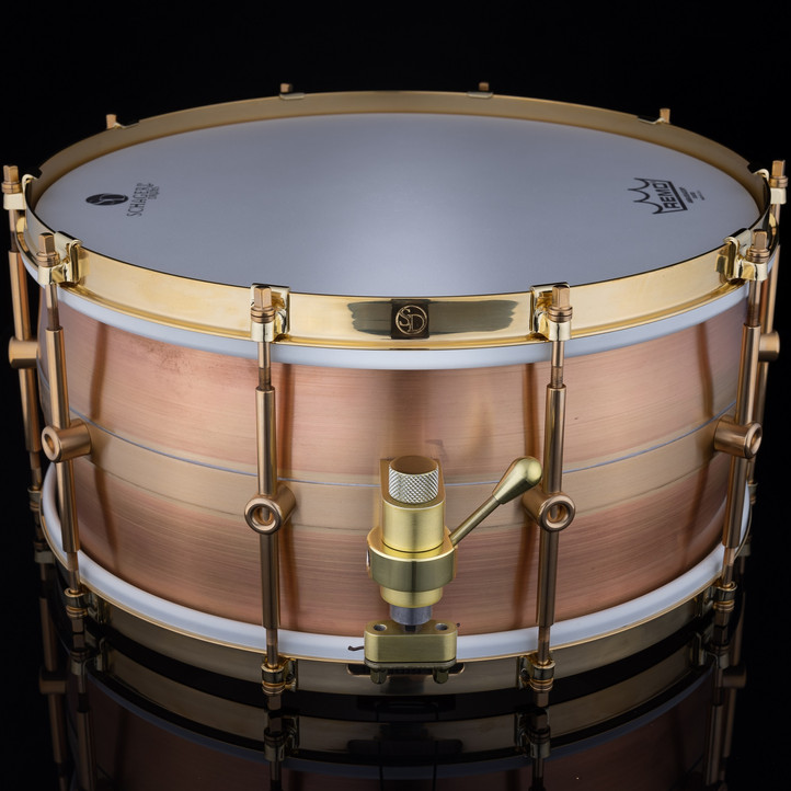 „Dimensioni: 14 "x 5" 14 "x 6,5" Fusto - Fusto curvo a 5 pezzi Schagerl Drums: 0,8 mm / ottone dorato (MS85) Filtro: Schagerl - TrickDrums Multistep modificato (oro) Fili rullante: Schagerl - filo per rullante personalizzato 14 str. SDB1414 Alette: Capicorda a tubo in ottone massiccio a contatto singolo Schagerl 10 pz. Cerchi: cerchi in ottone a flangia singola grezzi con artigli Finire: crudo* * Non esistono due tamburi grezzi uguali. :: Ogni fusto include una borsa in velluto con coulisse ::