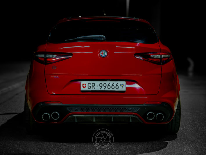 "Ein atemberaubender Alfa Romeo Stelvio Quadrifoglio in leidenschaftlichem Rot. Die kräftige Farbe betont die kraftvollen Linien und das sportliche Design dieses luxuriösen SUVs. Der markante Kühlergrill und die scharfen Scheinwerfer verleihen dem Stelvio Quadrifoglio eine faszinierende Frontpartie, während die Seitenansicht mit dynamischen Konturen und eleganten Akzenten beeindruckt. In dieser leidenschaftlichen Rot-Tönung strahlt der Alfa Romeo Stelvio Quadrifoglio nicht nur Eleganz, sondern auch pure Performance und Exklusivität aus."
