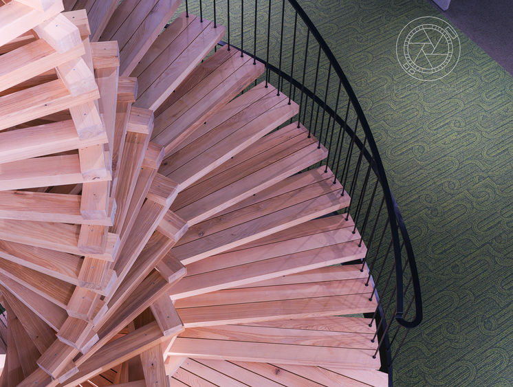 Treppe mit Stufen aus Holz, grünem Bodenbelag und stabilem Metallgeländer in modernem Industriedesign