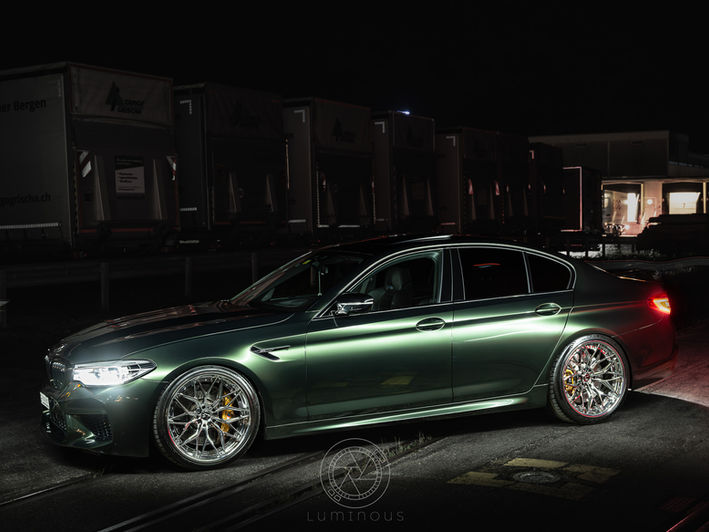 
"Ein imposanter BMW M5 F90, der mit einer auffälligen grünen Folierung und exklusiven North Swiss Customs-Felgen ausgestattet ist. Die intensive grüne Farbe verleiht dem Fahrzeug eine markante Präsenz und betont die sportlichen Linien des M5. Die maßgefertigten Northwest Customs-Felgen fügen nicht nur einen Hauch von Individualität hinzu, sondern unterstreichen auch das leistungsstarke Design des Fahrzeugs. Die Kombination aus der lebendigen Farbgebung und den exklusiven Felgen verleiht diesem BMW M5 eine einzigartige und beeindruckende Ästhetik, die alle Blicke auf sich zieht.