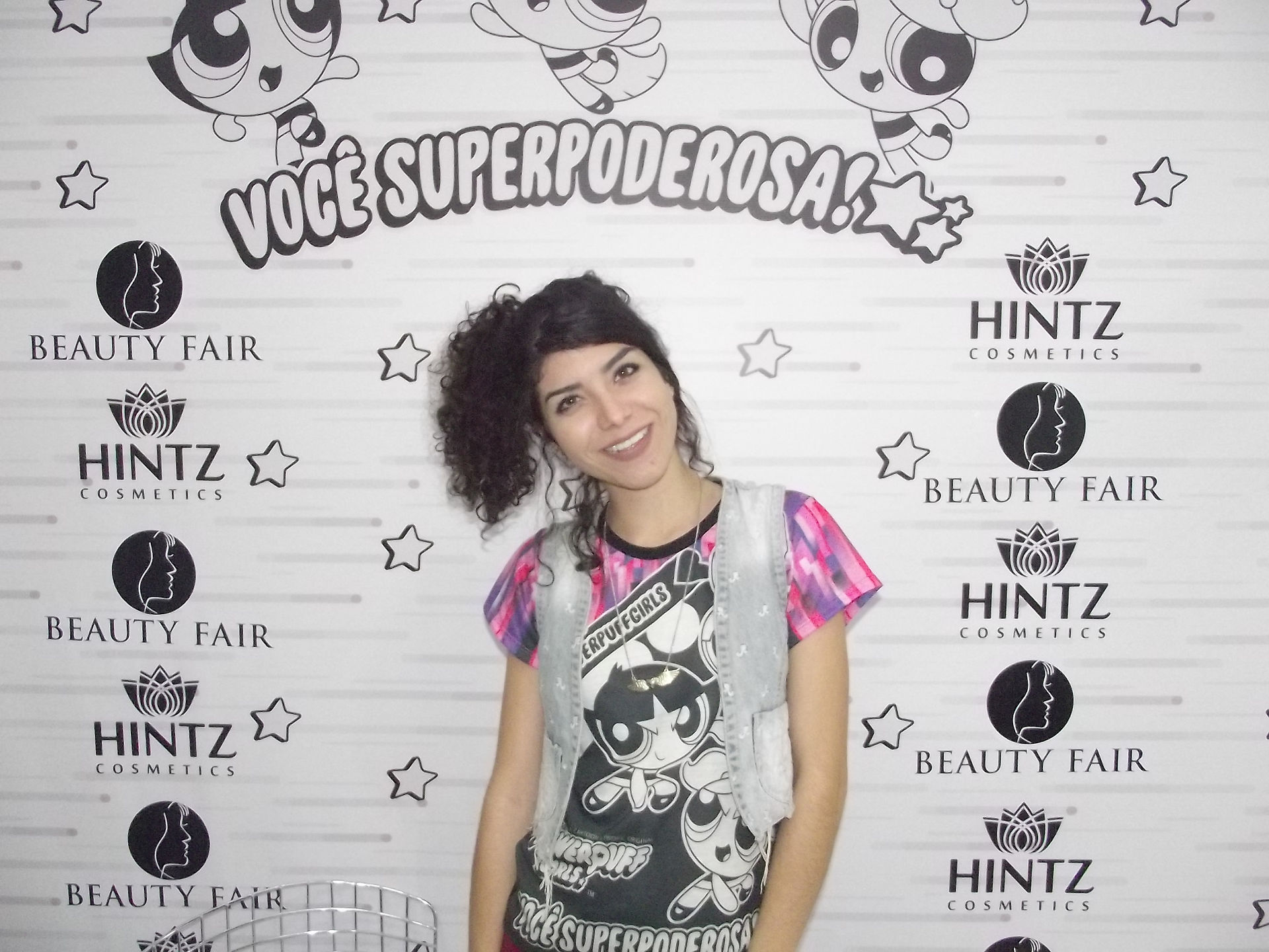 Modelo no estande da Superpoderosa e