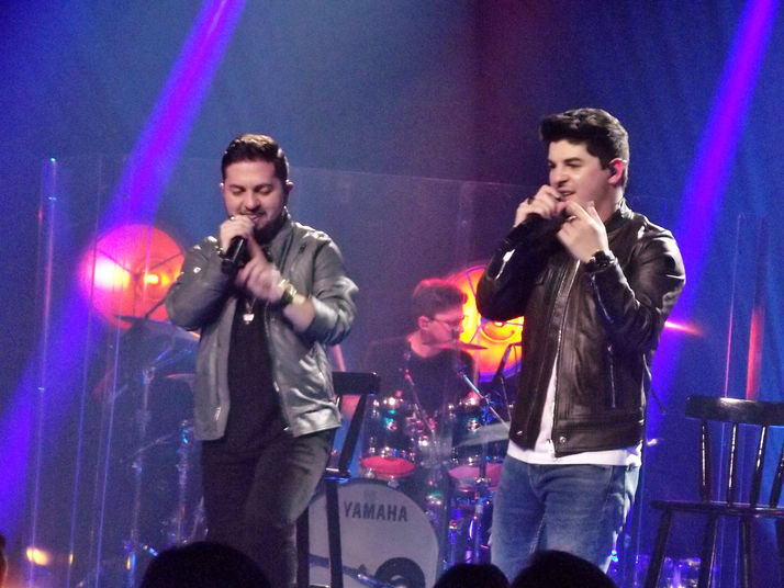 A dupla Júnior e Cézar realizaram festa de lançamento do primeiro DVD intitulado ''Duas Vida
