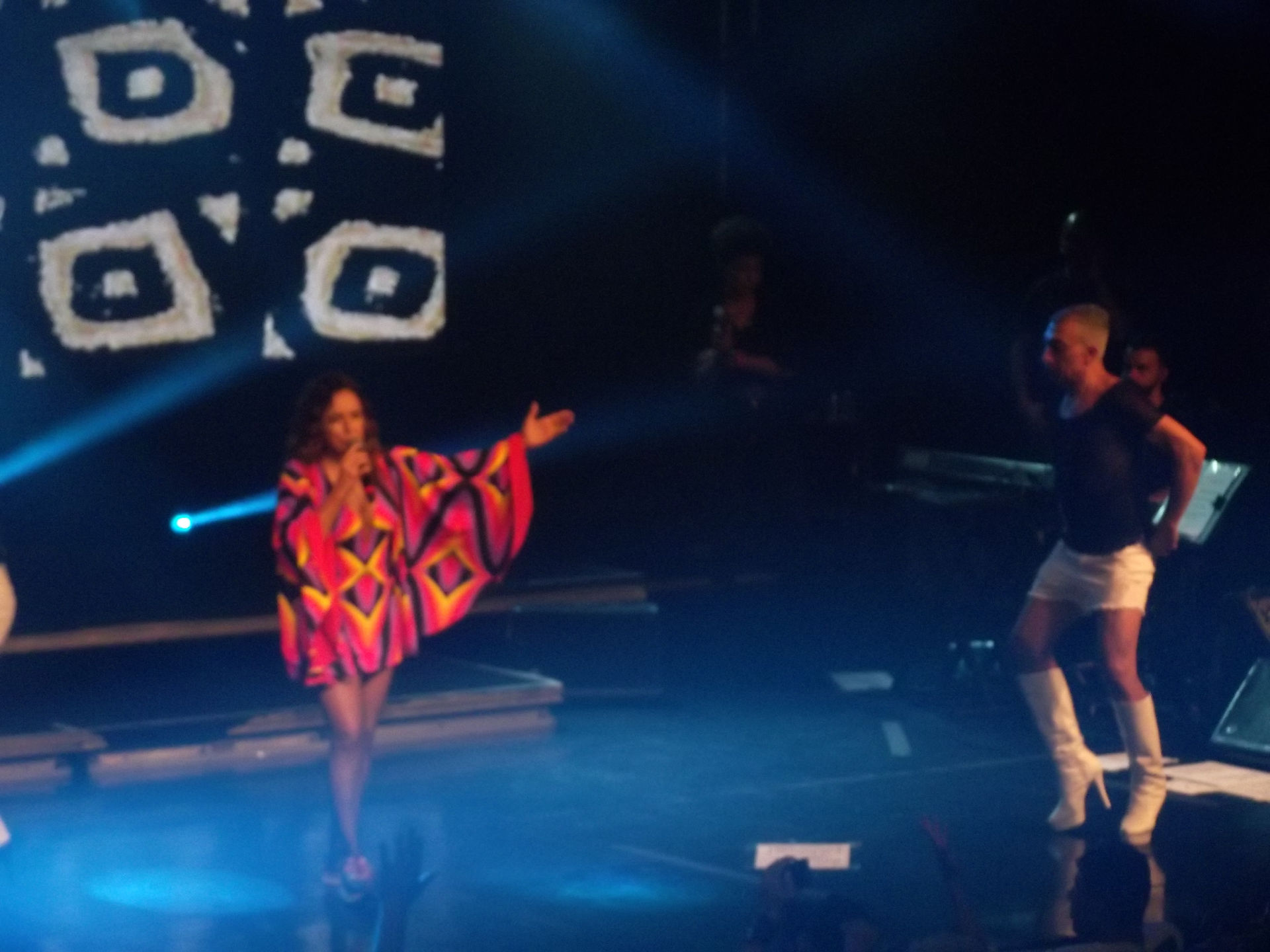 Daniela Mercury e fãs no palco