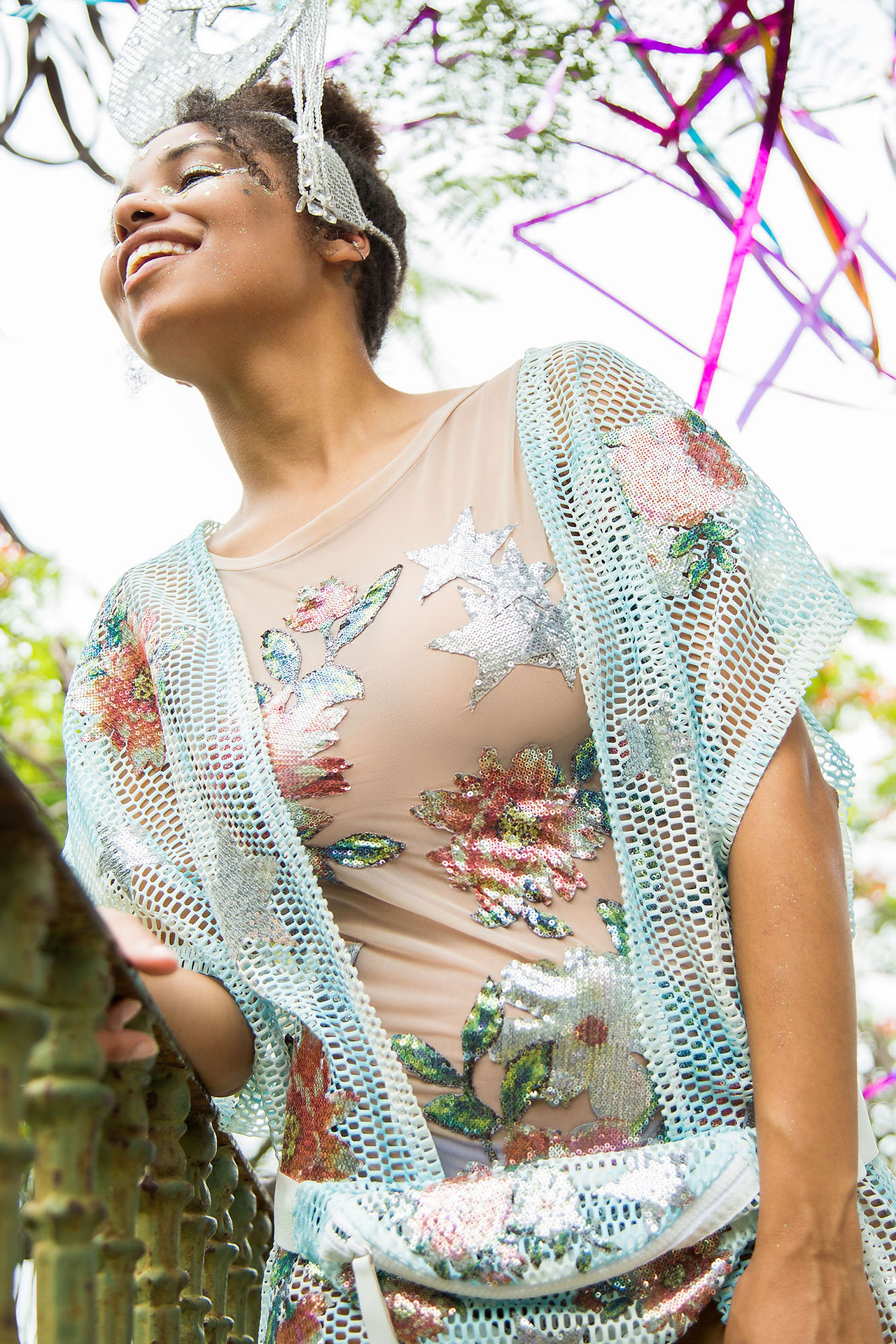 FARM_Carnaval_(parceria_Alexia_Hentsch)_-_Body_Tule_Chita_Estelar_(R$239),_Kimono_tela_de_chita_(R$429),_Adereço_de_cabeça_Lua_(R$179)