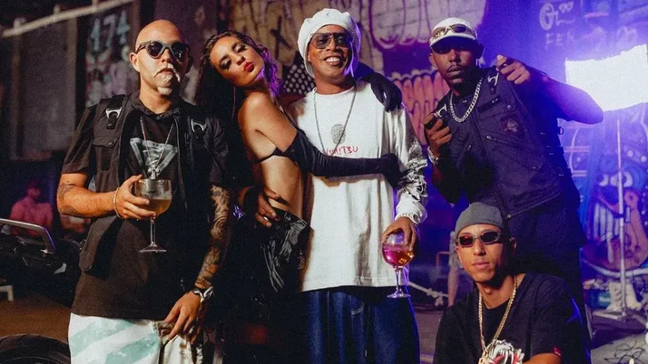 ''Em clima de Copa do Mundo, a TROPA DO BRUXO, projeto musical idealizado por RONALDINHO GAÚCHO, lança o novo álbum Campeão''