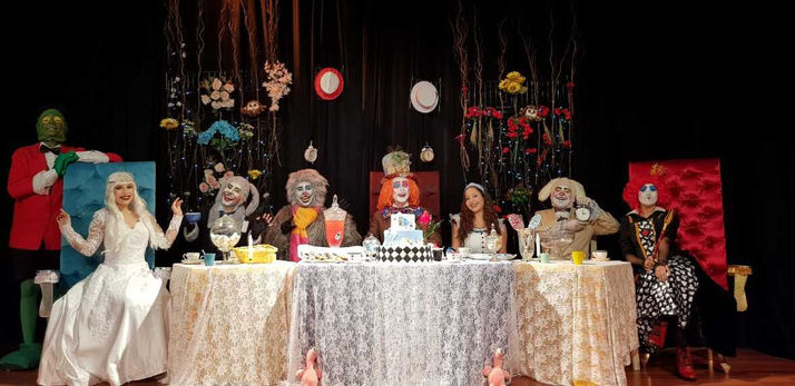 ''Mundo encantado de Alice é tema de teatro online''