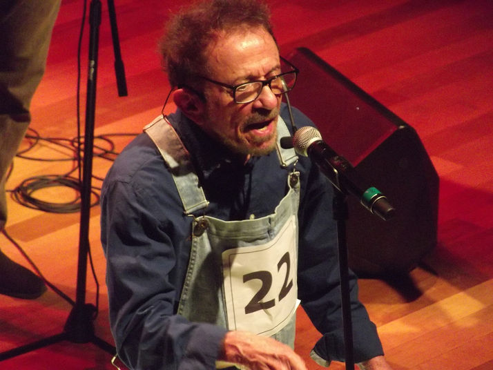 ''Em apresentações inéditas pelo centenário da Arte Moderna, Tom Zé realiza show no Sesc 24 de Maio'