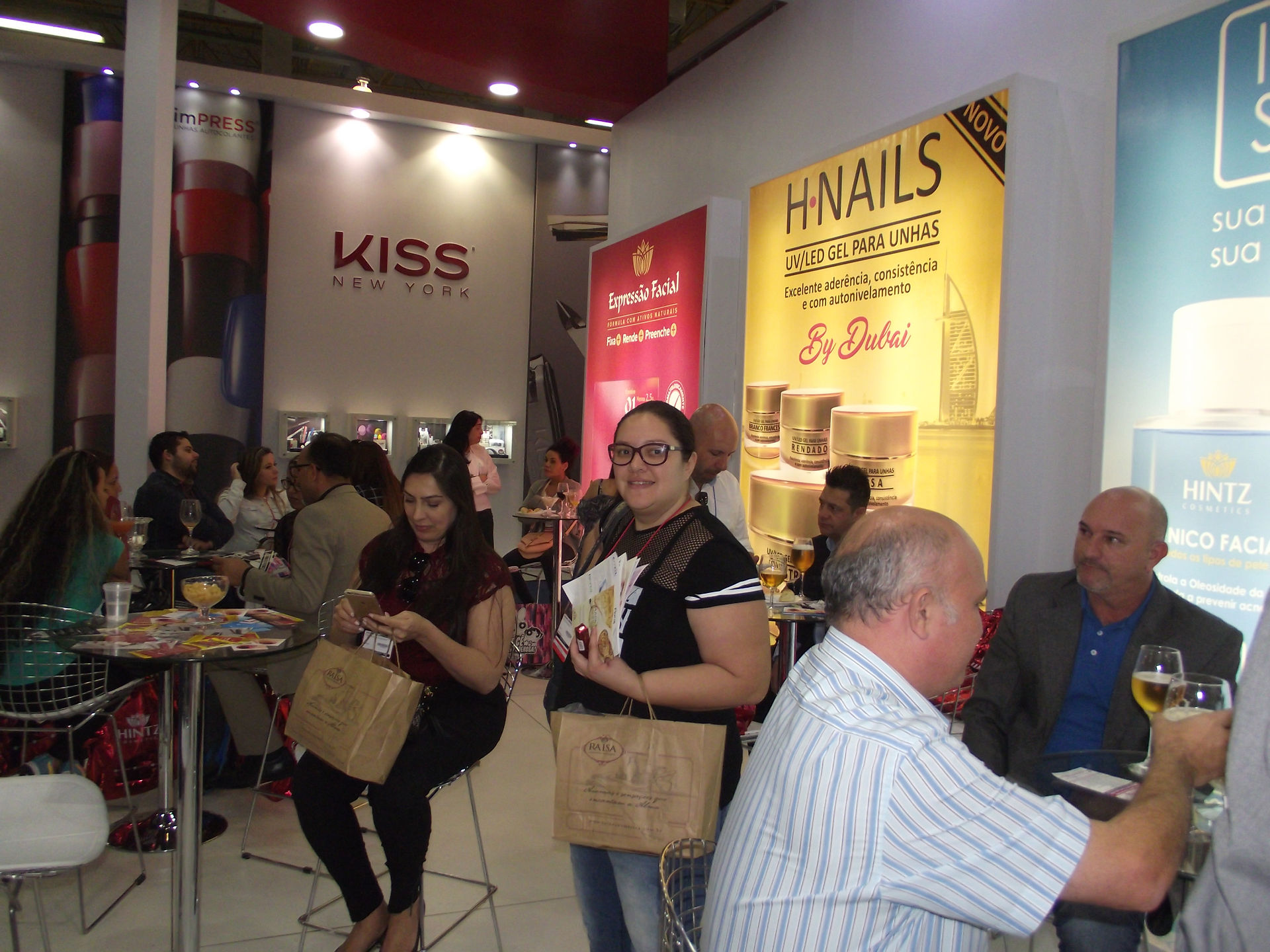 Expositores e clientes no estande
