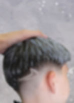 Corte de cabelo com design lateral para visual sempre alinhado assinatura