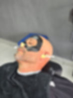 Homem em tratamento facial com máscara e cera no nariz e orelhas para um visual sempre alinhado assinatura.