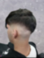 Homem com corte de cabelo degradê e visual sempre alinhado.