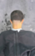 Corte masculino com desenho na nuca e visual sempre alinhado