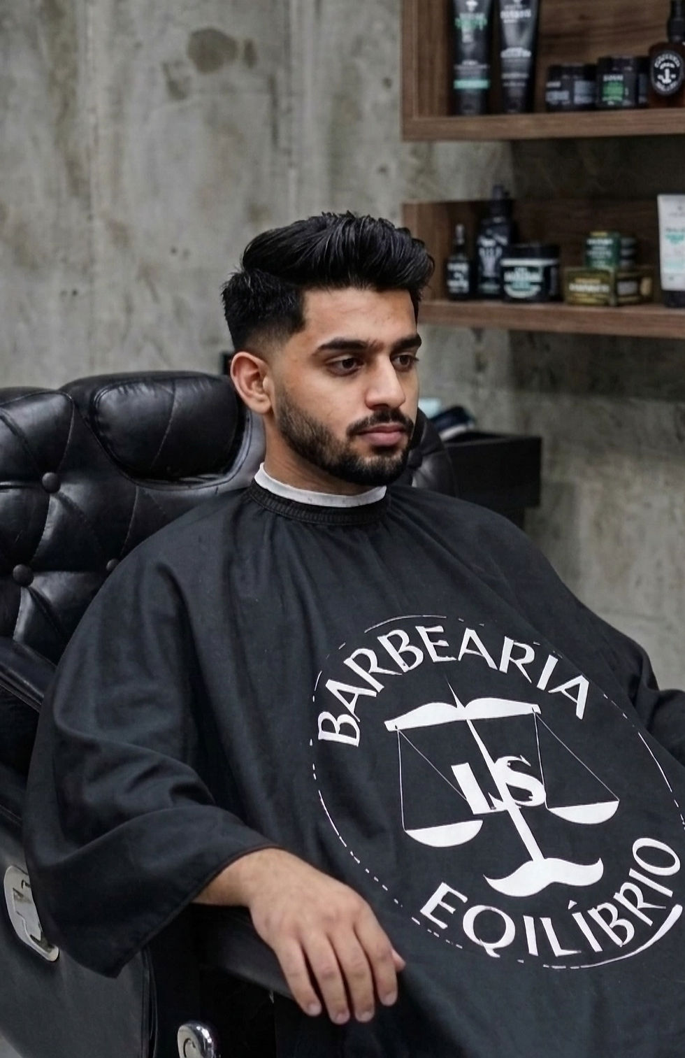 Homem com corte de cabelo moderno e visual sempre alinhado assinatura na Barbearia Equilíbrio.