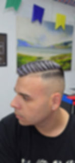 Homem com corte de cabelo degradê e visual sempre alinhado