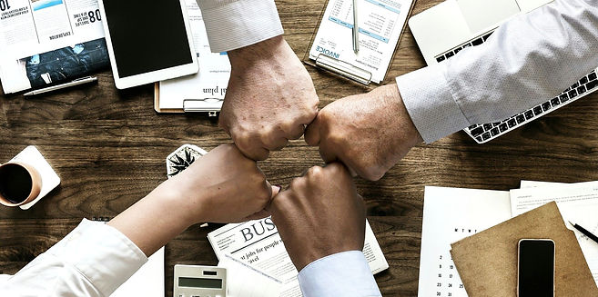 Poings qui se rassemblent au-dessus d'un bureau