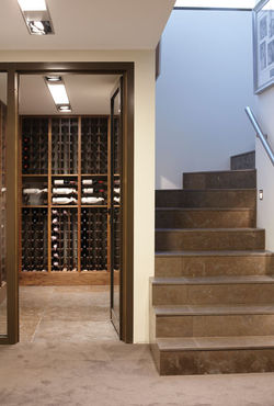 LR_INT_WINESTORE_01