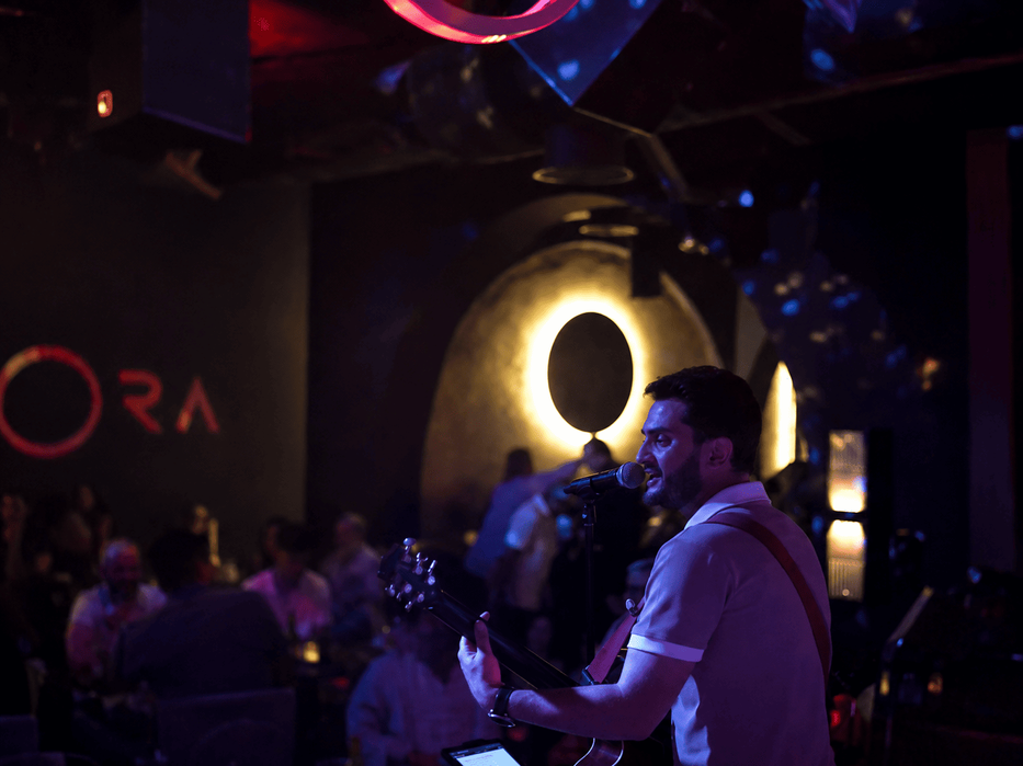 Live band avec chanteur et instruments sur scène à ORA Club Gammarth