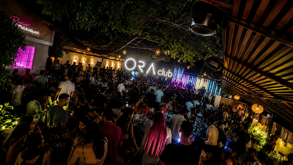Vue d’ensemble de la terrasse d’ORA Club à Gammarth, un espace nocturne élégant et animé où se mêlent lumière, musique, gastronomie et convivialité, idéal pour profiter d’une soirée festive autour de cocktails, tapas et spécialités de la carte dans une atmosphère unique à Tunis.
