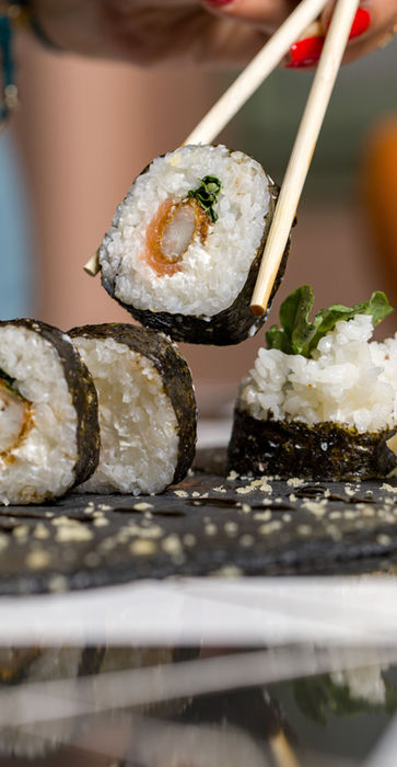 Plateau de sushis frais présenté chez Alma La Marsa avec assortiment de makis, nigiris et spécialités japonaises dans un cadre restobar élégant.