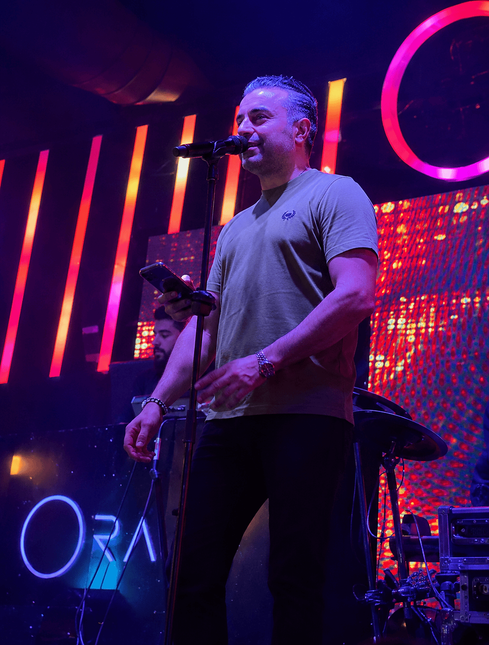Ehab Tawfik à ORA Club Gammarth pour une grande nuit dédiée à la musique arabe. Un rendez-vous exceptionnel réunissant performance live, chansons emblématiques, ambiance élégante et public de Gammarth au Complexe Le Relais.