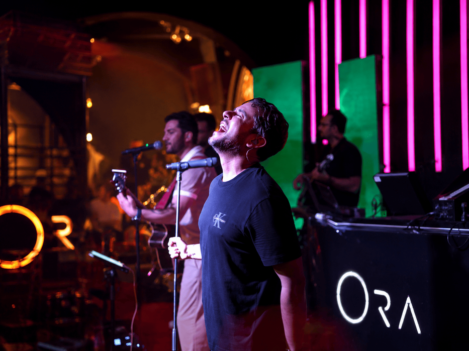 Chanteur et groupe de musiciens en performance live à ORA Club Gammarth
