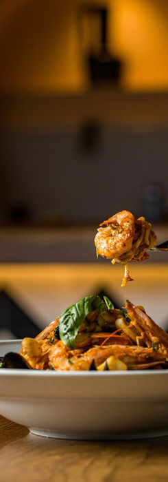 Assiette de pâtes gastronomiques enroulées sur une fourchette dans le cadre intime du restaurant ALMA.