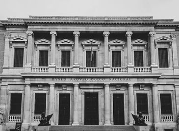 museo arqueologico blanco y negro alvaro-araoz--xcQXGmHSfs-unsplash.jpg