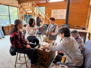 火曜会の方に小豆の煮方を教わっている写真